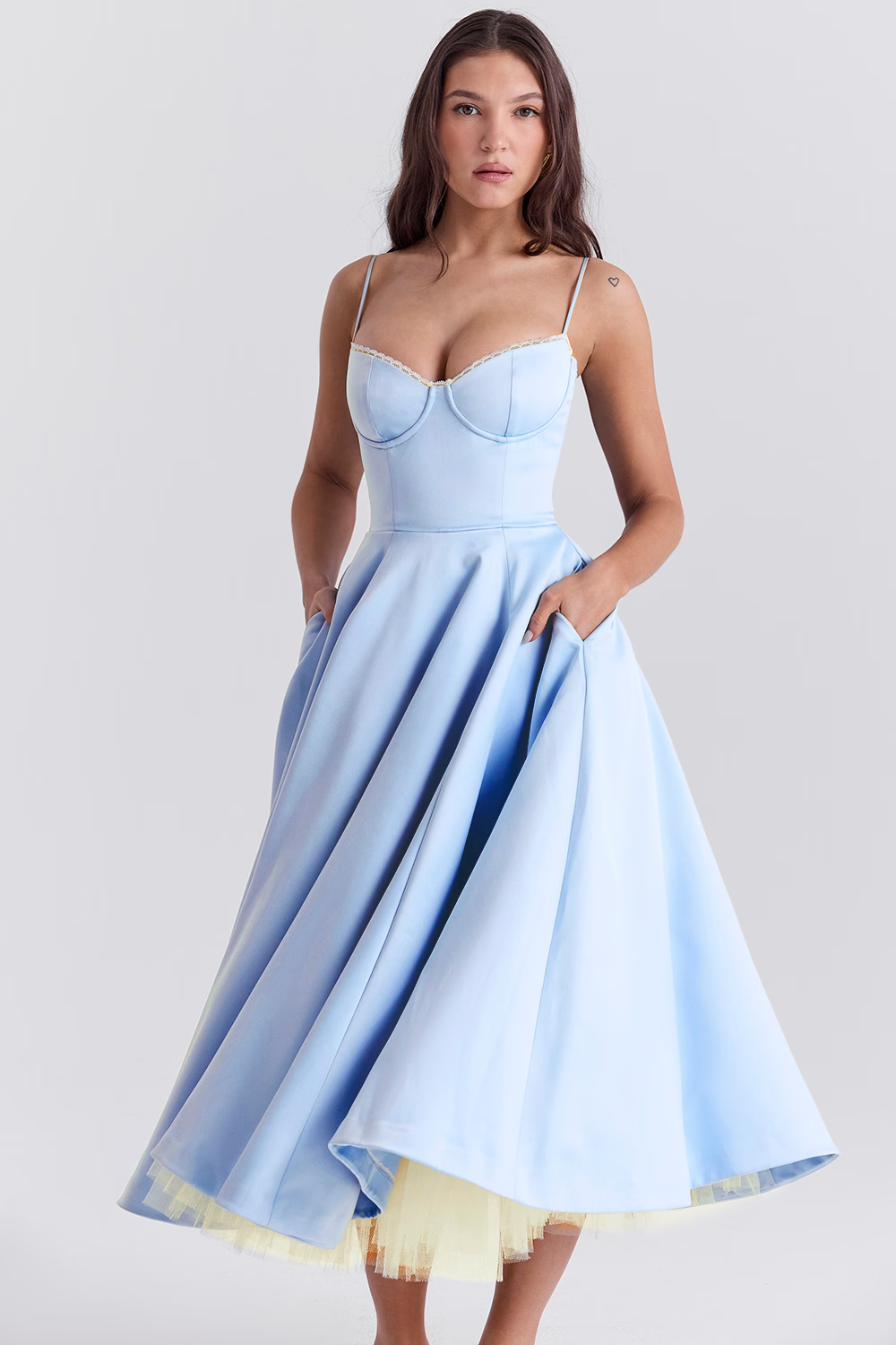 Vestido midi clásico (azul claro)